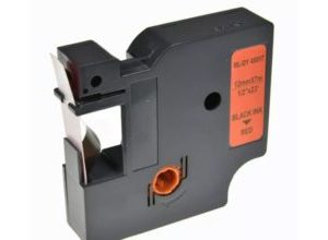 סרט תואם DYMO 45017 דימו 12מ”מ/ 7מ’ שחור על רקע אדום