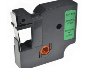 סרט תואם DYMO 45019 דימו 12מ”מ /7מ’ הדפס שחור על רקע ירוק