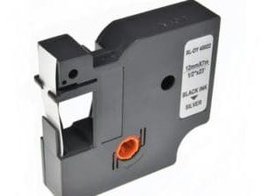 סרט תואם DYMO 45022 דימו 12מ”מ/ 7מ’ שחור על רקע כסף